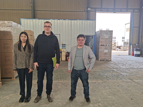 Latest company news about Amerykańscy klienci odwiedzają fabrykę i negocjują współpracę.