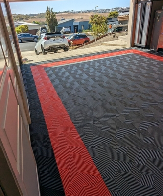Łatwe zainstalowanie odporne na uderzenia wzajemnie zablokowane czarne płytki podłogowe z polipropylenu / podłogi garażowe