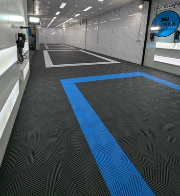 Nowoczesne Modularne Płytki Podłogowe z Szarych Plastikowych kwadratów